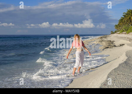 März 17, 2018 - Insel (Atoll) Fuvahmulah, Indien, Malediven - junge schöne Frau auf einem Coral Beach Credit: Andrey Nekrasov/ZUMA Draht/ZUMAPRESS.com/Alamy leben Nachrichten Stockfoto