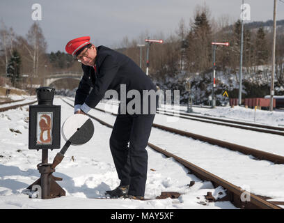 19 März 2018, Deutschland, Cranzahl: Traffic Controller Heiner Riedel manuell zu bedienen, ein Schalter am Bahnhof Cranzahl. Die Deutsche Bahn hat die erste digitale Stellwerk in Europa in Betrieb genommen in Angermünde. Die Schaltpunkte werden noch von Hand nur wenige Kilometer entfernt Betrieben in Cranzahl. Foto: Monika Skolimowska/dpa-Zentralbild/dpa Stockfoto