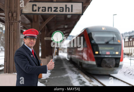 19 März 2018, Deutschland, Cranzahl: Traffic Controller Heiner Riedel steht auf einer Plattform an der Cranzahl Bahnhof. Die Deutsche Bahn hat die erste digitale Stellwerk in Europa in Betrieb genommen in Angermünde. Die Schaltpunkte werden noch von Hand nur wenige Kilometer entfernt Betrieben in Cranzahl. Foto: Monika Skolimowska/dpa-Zentralbild/dpa Stockfoto