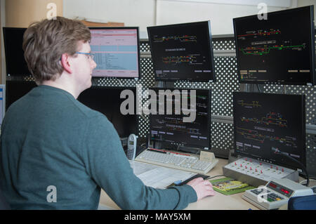 19 März 2018, Deutschland, Annaberg-Buchholz: Traffic Controller Gregor Traufelder in ein Zimmer im South Bahnhof arbeiten. Die Deutsche Bahn hat die erste digitale Stellwerk in Europa in Betrieb genommen in Angermünde. Die Schaltpunkte werden noch von Hand nur wenige Kilometer entfernt Betrieben in Cranzahl. Foto: Monika Skolimowska/dpa-Zentralbild/dpa Stockfoto