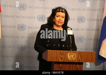 Uno, New York, USA. 5. April 2018. Britische Botschafter Karen Pierce sprach über giftige chemische Angriff in Salisbury, Großbritannien zu drücken. Foto: Matthew Russell Lee/Innere Stadt Drücken Sie Credit: Matthew Russell Lee/Alamy leben Nachrichten Stockfoto