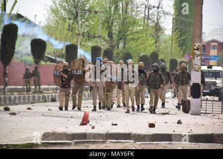 April 5, 2018 - Srinagar, Jammu und Kaschmir, Indien - Polizei Kontaktanzeigen sucht in Zusammenstößen zwischen Studenten und Regierung Kräfte außerhalb der Hochschule während eines Protestes gegen die Morde in der Indischen verwalteten Kaschmir Kaschmir. Auseinandersetzungen zwischen Studenten und der Sicherheitskräfte während eines Protestes gegen den letzten Shopian, South Kaschmir Morde, in Srinagar ausbrach. indischen Truppen erschossen 13 Militante in 2 separaten Schießereien in Kaschmir, 4 Zivilisten und 3 Polizisten auch in der Waffe Schlacht zwischen Militanten und indischen Truppen am 01. April 2018 getötet wurden. (Bild: © Abbas Idrees/SOPA Imag Stockfoto