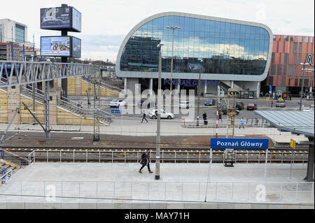 Ein Mann auf der Plattform 6 am Hauptbahnhof in Posen. Polen ist ein Land in Mittel- und Osteuropa angrenzenden Deutschland im Westen und der Ukraine im Osten. Stockfoto