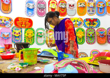 Dhaka, Bangladesch. 5 Apr, 2018. Der Universität von Dhaka Bildende Kunst (FFA) Student malt ein Wandbild zu bevorstehenden Bengali Neues Jahr 1425 in Dhaka feiern. Vorbereitungen für die Festlichkeiten Pahela Boishakh. Die Leute machen das Handwerk für die Feierlichkeiten. Pahela Boishakh (der erste Tag der Bangla Monat) können zurück zu den Ursprüngen während der Mughal Periode, als Kaiser Akbar der Bangla Kalender bei der Eintreibung der Steuern, während im Laufe der Zeit Teil der bengalischen Kultur und Tradition geworden rationalisieren eingeführt werden. Credit: Jahangir Alam Onuchcha/Alamy leben Nachrichten Stockfoto