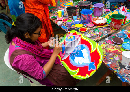 Dhaka, Bangladesch. 5 Apr, 2018. Der Universität von Dhaka Bildende Kunst (FFA) Student malt ein Wandbild zu bevorstehenden Bengali Neues Jahr 1425 in Dhaka feiern. Vorbereitungen für die Festlichkeiten Pahela Boishakh. Die Leute machen das Handwerk für die Feierlichkeiten. Pahela Boishakh (der erste Tag der Bangla Monat) können zurück zu den Ursprüngen während der Mughal Periode, als Kaiser Akbar der Bangla Kalender bei der Eintreibung der Steuern, während im Laufe der Zeit Teil der bengalischen Kultur und Tradition geworden rationalisieren eingeführt werden. Credit: Jahangir Alam Onuchcha/Alamy leben Nachrichten Stockfoto