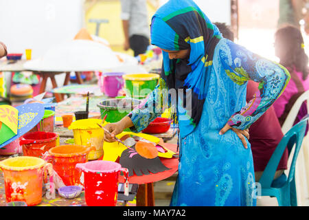 Dhaka, Bangladesch. 5 Apr, 2018. Der Universität von Dhaka Bildende Kunst (FFA) Student malt ein Wandbild zu bevorstehenden Bengali Neues Jahr 1425 in Dhaka feiern. Vorbereitungen für die Festlichkeiten Pahela Boishakh. Die Leute machen das Handwerk für die Feierlichkeiten. Pahela Boishakh (der erste Tag der Bangla Monat) können zurück zu den Ursprüngen während der Mughal Periode, als Kaiser Akbar der Bangla Kalender bei der Eintreibung der Steuern, während im Laufe der Zeit Teil der bengalischen Kultur und Tradition geworden rationalisieren eingeführt werden. Credit: Jahangir Alam Onuchcha/Alamy leben Nachrichten Stockfoto