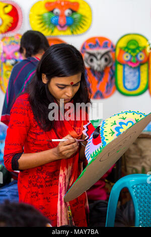 Dhaka, Bangladesch. 5 Apr, 2018. Der Universität von Dhaka Bildende Kunst (FFA) Student malt ein Wandbild zu bevorstehenden Bengali Neues Jahr 1425 in Dhaka feiern. Vorbereitungen für die Festlichkeiten Pahela Boishakh. Die Leute machen das Handwerk für die Feierlichkeiten. Pahela Boishakh (der erste Tag der Bangla Monat) können zurück zu den Ursprüngen während der Mughal Periode, als Kaiser Akbar der Bangla Kalender bei der Eintreibung der Steuern, während im Laufe der Zeit Teil der bengalischen Kultur und Tradition geworden rationalisieren eingeführt werden. Credit: Jahangir Alam Onuchcha/Alamy leben Nachrichten Stockfoto