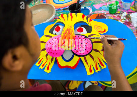 Dhaka, Bangladesch. 5 Apr, 2018. Der Universität von Dhaka Bildende Kunst (FFA) Student malt ein Wandbild zu bevorstehenden Bengali Neues Jahr 1425 in Dhaka feiern. Vorbereitungen für die Festlichkeiten Pahela Boishakh. Die Leute machen das Handwerk für die Feierlichkeiten. Pahela Boishakh (der erste Tag der Bangla Monat) können zurück zu den Ursprüngen während der Mughal Periode, als Kaiser Akbar der Bangla Kalender bei der Eintreibung der Steuern, während im Laufe der Zeit Teil der bengalischen Kultur und Tradition geworden rationalisieren eingeführt werden. Credit: Jahangir Alam Onuchcha/Alamy leben Nachrichten Stockfoto