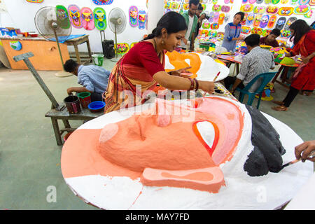 Dhaka, Bangladesch. 5 Apr, 2018. Der Universität von Dhaka Bildende Kunst (FFA) Student malt ein Wandbild zu bevorstehenden Bengali Neues Jahr 1425 in Dhaka feiern. Vorbereitungen für die Festlichkeiten Pahela Boishakh. Die Leute machen das Handwerk für die Feierlichkeiten. Pahela Boishakh (der erste Tag der Bangla Monat) können zurück zu den Ursprüngen während der Mughal Periode, als Kaiser Akbar der Bangla Kalender bei der Eintreibung der Steuern, während im Laufe der Zeit Teil der bengalischen Kultur und Tradition geworden rationalisieren eingeführt werden. Credit: Jahangir Alam Onuchcha/Alamy leben Nachrichten Stockfoto