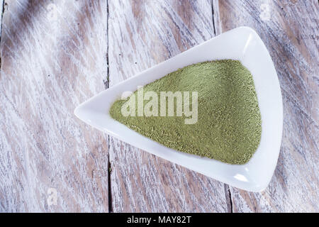 Moringa Pulver in Container über Mutter Stockfoto