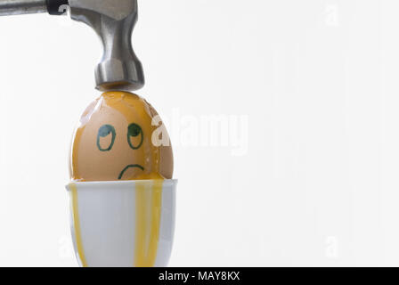 Gekochtes Ei von einem Hammer gebrochen werden. Kopieren Raum auf der rechten Seite. Stockfoto