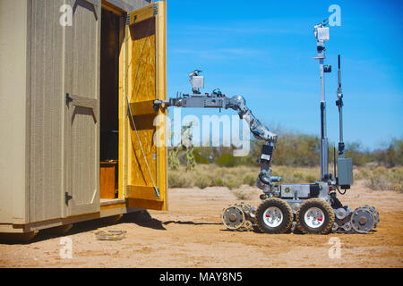 Ist ein Wettkämpfer Roboter, in der Ravens Herausforderung teilnehmen, öffnet eine Tür zu einem Schuppen bei Pinal Airpark, Arizona, auf März 19, 2018. Die Teilnehmer wurden auf ihre Fähigkeiten für die Entsorgung explosionsfähiger Verordnung geprüft. (U.S. Armee Foto von PFC. Vincent Fausnaught.) Stockfoto