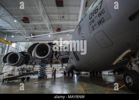 Eine C-17 Globemaster III der 176 Flügel zugeordnet sitzt in einem Hangar für ein Haus Station Prüfen für Joint Base Elmendorf-Richardson, Alaska, 27. März 2018. Die 3. und 176 Wartung Staffeln komplett eine eingehende, vier Tage eine Überprüfung einer C-17 etwa alle 180 Tage geplant. Eine Heimatstation überprüfen ist hinter den Kulissen Wartung, Verlust des Lebens verhindern kann, führen zu Einsparungen bei Zeit und Geld und halten Sie die Flugzeuge passen zu kämpfen. (U.S. Air Force Foto von älteren Flieger Curt Strand) Stockfoto