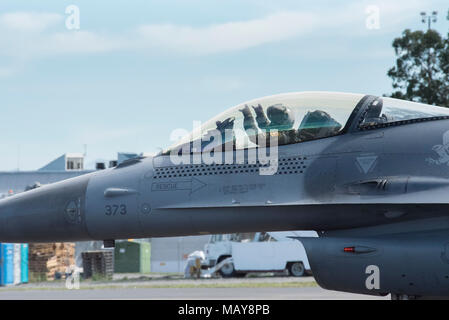 Erster Leutnant Taylor Absher, 14 Fighter Squadron F-16 Pilot, Signale der Staffel hand anmelden, bevor am Internationalen Flughafen Christchurch, Neuseeland, 28. März 2018 rollen. Us-Streitkräfte nahmen an Warbirds über Wanaka (WOW) Airshow 2018 militärisch zu stärken-zu-militärischen Beziehungen mit unseren Neuseeland Partner bei gleichzeitiger Förderung der Beziehungen mit Partnern in der indopazifischen Region. Antenne Veranstaltungen wie WOW Airshow 18 Stellen in den USA die Möglichkeit, ihre internationalen Partnerschaften und militärische Stärkung der militärischen Beziehungen mit Verbündeten und Partnern in der gesamten Region. (U.S. Air Force Foto b Stockfoto