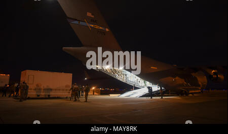 89. Antenne Anschluss Squadron Flieger beginnen Laden der Parker Solar Sonde auf einer 3. Airlift Squadron C-17 Globemaster III auf Joint Base Andrews, Md., 3. April 2018. Die Sonde wird von JBA zu Astrotech Space Operations Reisen in Titusville, Fla., wo es durch seine endgültige Integration und Test vor dem Start in diesem Sommer vom Kennedy Space Center der NASA. Die Sonde ist schiefergedeckt, der Sonne näher als jeder Sonde der NASA zu fliegen und unser Verständnis von Raum Wettermuster zu erhöhen. (U.S. Air Force Foto von Flieger Michael S. Murphy) Stockfoto