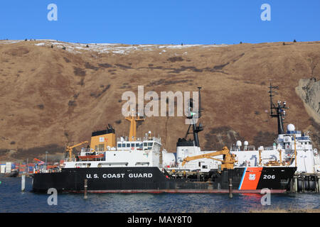 Die für die Seeschifffahrt Boje Ausschreibung USCGC SPAR (WLB 2016) liegt bei Coast Guard Base Kodiak in der Bucht, Kodiak, Alaska, 24. März 2018. Die Crew der SPAR pflegt Navigationshilfen wie feste Strukturen in der Nähe von Kodiak und die Aleutian Chain. U.S. Coast Guard Foto von Petty Officer 1st Class Charly Hengen. Stockfoto