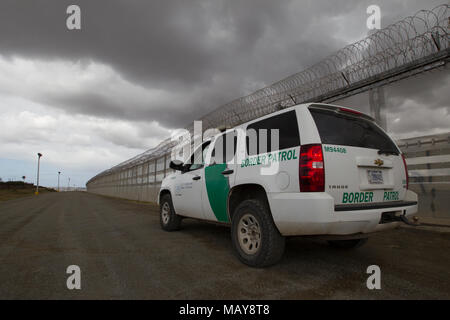 Ein Border Patrol Fahrzeug sitzt entlang der Grenzzaun Trennlinie zwischen San Diego und Tijuana Mexiko beobachten für illegale Grenzübergänge im März 2016. Der Grenzzaun zwischen San Diego und Mexiko ist eine abschreckende Wirkung auf die illegale Einwanderung, Drogenhandel und Menschenhandel. Der Zaun wird regelmäßig von der US-amerikanischen Zoll- und Grenzschutzbehörden Agenten auf der Suche nach illegalen Überfahrten patrouillierte. Fotograf: Donna Burton Stockfoto