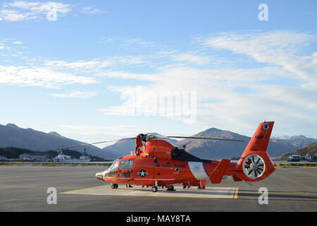 Ein Coast Guard Air Station Kodiak MH-65 Dolphin Hubschrauberbesatzung führt eine Preflight auf einem Delphin Hubschrauber Air Station Kodiak, Alaska, November 3, 2017. Dolphin Helikopter bereitstellen an Bord Kutter der Küstenwache Missionen in den Alaska patrol Division zu leiten. U.S. Coast Guard Foto von Petty Officer 1st Class Charly Hengen. Stockfoto