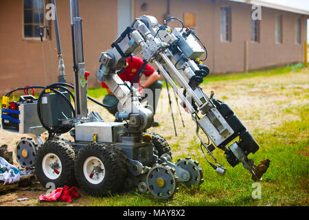 Ist ein Wettkämpfer Roboter, in der Ravens Herausforderung teilnehmen, findet eine explosive Pinal Airpark, Arizona, auf März 20, 2018. Die Teilnehmer wurden auf ihre Fähigkeiten für die Entsorgung explosionsfähiger Verordnung geprüft. (U.S. Armee Foto von PFC. Vincent Fausnaught.) Stockfoto