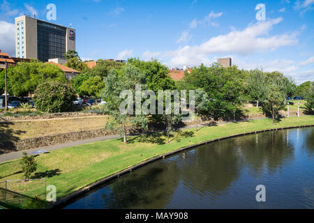 Von dem Fluss Torrens Richtung Universität von Adelaide Campus in North Terrace. Stockfoto