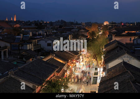 Chinesische Touristen zu Fuß in die Altstadt Dali in Yunnan am Abend Stockfoto