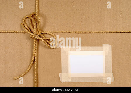 Braunes Papier Paket Hintergrund mit string und Copyspace Stockfoto