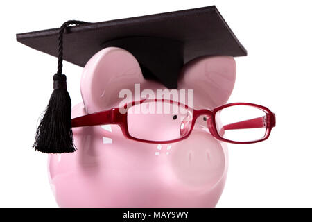 Rosa Sparschwein gekleidet, wie ein Hochschulabsolvent mit Mörtel board und Gläser. Low Angle View. Auf weiß isoliert. Stockfoto