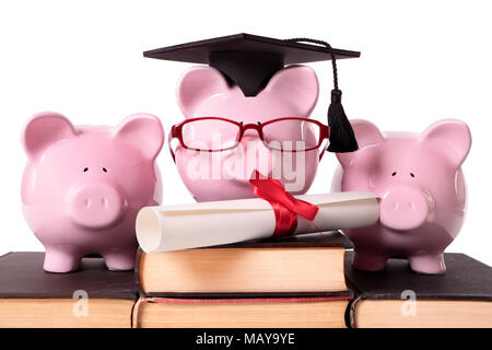 Drei pink piggy Banken auf einen Stapel alte Lehrbücher, die eine als Hochschulabsolvent mit Mörtel board, Gläser und Diplom gekleidet. Stockfoto