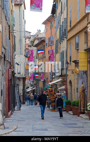 Gasse in der Altstadt von Grasse, Alpes-de-Haute-Provence, Südfrankreich, Frankreich, Europa Stockfoto