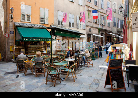 Gasse in der Altstadt von Grasse, Grasse ist die Welthauptstadt des Parfums, Alpes-Maritimes, Suedfrankreich, Frankreich, Europa | Gasse in der Altstadt o Stockfoto