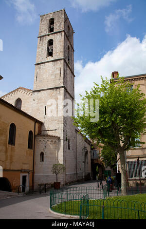 Glockenturm der Kathedrale Notre-Dame du Puy, Grasse, Alpes-de-Haute-Provence, Südfrankreich, Frankreich, Europa Stockfoto