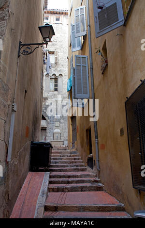 Gasse in der Altstadt von Grasse, Alpes-de-Haute-Provence, Südfrankreich, Frankreich, Europa Stockfoto