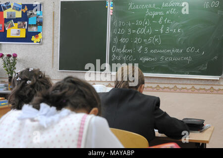 Gadjievo, Russland - 16. September 2010: Kinder in der Klasse ein mathematisches Problem zu lösen Stockfoto