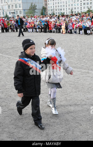 Gadjievo, Russland - September 1, 2010: Schule bell Auf der feierlichen Baubeginn der ersten September Stockfoto