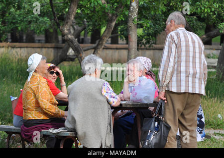 Yartsevo, Russland - 28. Juni 2011: Rentner auf der Straße kommunizieren. Stockfoto