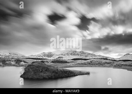 Schöne schwarze und weiße Winterlandschaft Bild von Llyn y Dywarchen in Snowdonia National Park Stockfoto