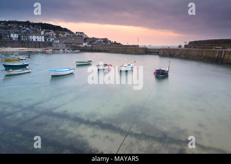 Mousehole Harbour Landschaft vor Sonnenaufgang auf der Küste von Cornwall in England Stockfoto