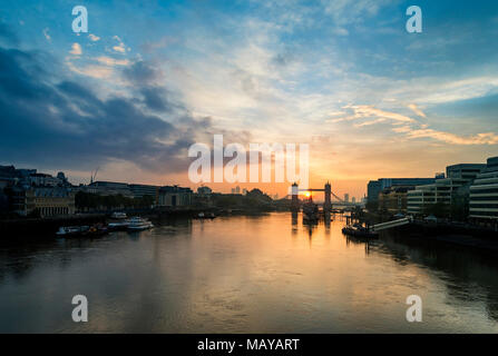 Atemberaubende Herbst Sonnenaufgang über die Tower Bridge und die Themse in London. Stockfoto