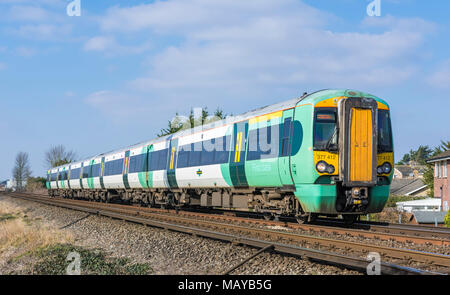Southern Rail Class 377 Electrostar elektrische Zug aus dem südlichen Rampe auf eine britische Eisenbahn in West Sussex, England, UK. Reisen mit der Bahn. Stockfoto