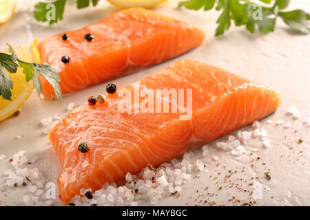 Gebratenes Kabeljaufilet auf einer weißen Platte und Pommes Frites Stockfoto