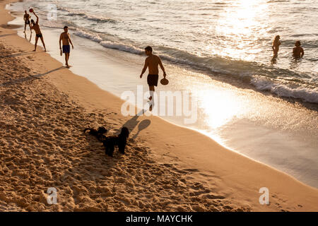 Tel Aviv, Israel. Männer Tennis spielen am Strand Tel Baruch in Tel Aviv. Stockfoto