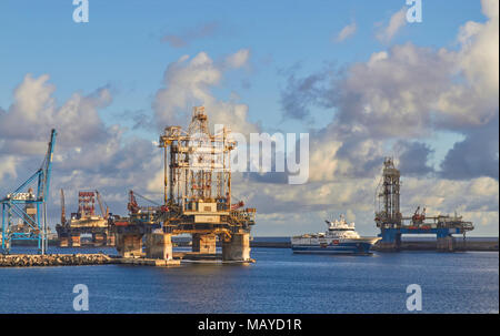 Die Geo Kaspischen eine seismische Schiff, Segeln durch die gestapelten Bohrinseln wie er fährt Las Palmas Hafen Anfang Januar morgen. Stockfoto