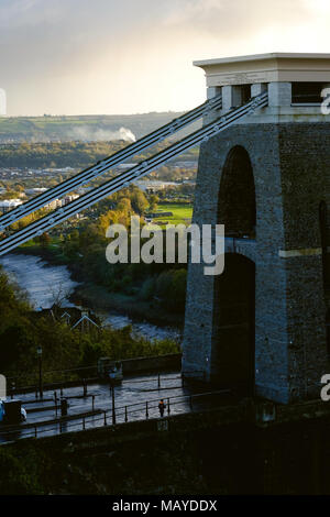 Teil der Clifton Suspension Bridge in Bristol UK mit einem grünen Landschaft im Hintergrund bei Sonnenuntergang Stockfoto