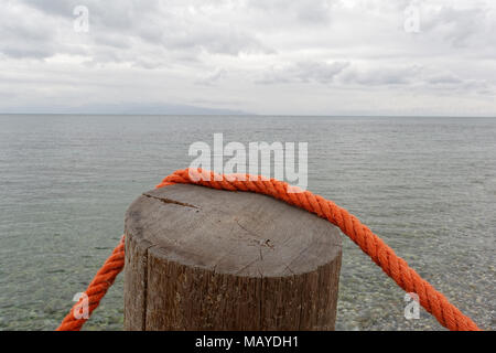 Standbein auf Holz Stockfoto