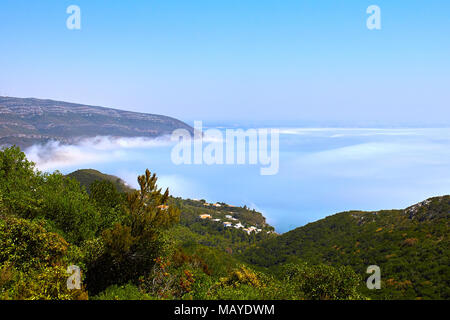 Neblige Landschaft für die Portierung von da Arrabida, Portugal Stockfoto