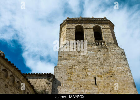 Turm von Santa Pau mit Wolken im blauen Himmel Stockfoto