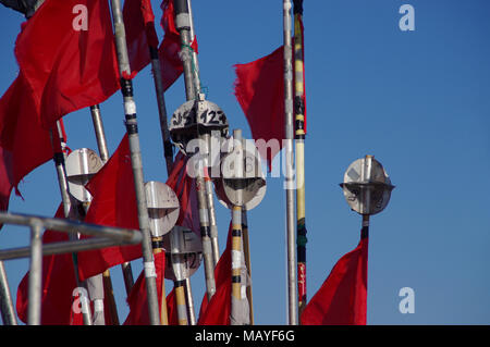 Eine zerklüftete rote Fahnen im Wind auf Fischerboot Stockfoto