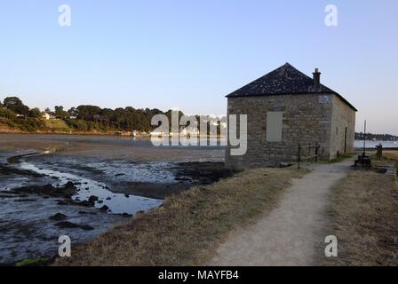 Alte Wassermühle in Île-aux-Moines im Golf von Morbihan, Bretagne, Frankreich Stockfoto