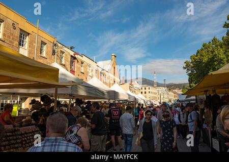 Salamanca Markt mit Ständen vor der Alten waterfront Sandsteingebäude in Hobart, Tasmanien Stockfoto