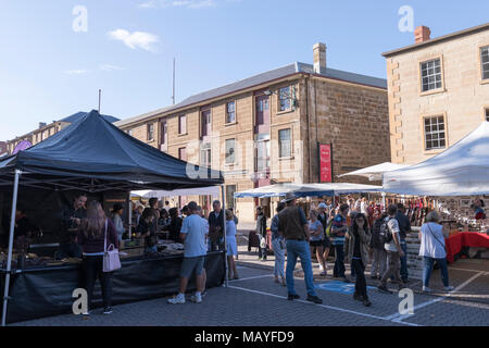 Salamanca Markt mit Ständen vor der Alten waterfront Sandsteingebäude in Hobart, Tasmanien Stockfoto